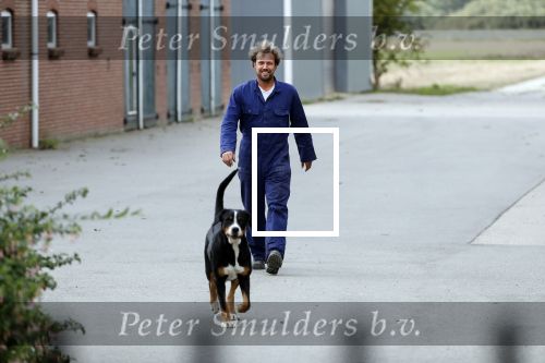 Arnemuiden 5 september 2019
Boer Bastiaan met zijn hond bij zijn boerderij/huis.
