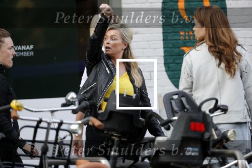 Amsterdam 9 september 2019
Bridget Maasland met ploeg op de beethovenstraat. Daarna stappen ze in een grote hummer limo.