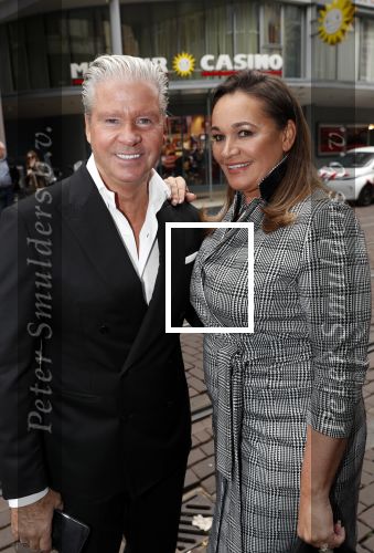 Amsterdam 11 augustus 2019
Premiere Downtown Abbey in pathe Tuschinski.
Dries Roelvink en zijn vrouw Honoria