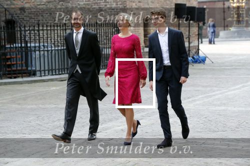Den Haag 17 september 2019
Prinsjesdag 2019 op het binnenhof.
Eric Wiebes, minister van Economische Zaken en Klimaat arriveert samen met zijn partner en zoon