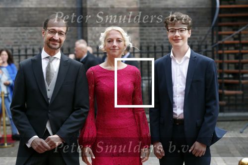 Den Haag 17 september 2019
Prinsjesdag 2019 op het binnenhof.
Eric Wiebes, minister van Economische Zaken en Klimaat arriveert samen met zijn partner en zoon