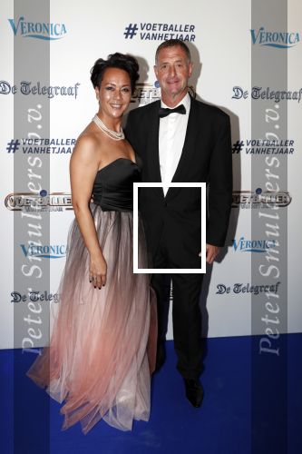 Hilversum 2 september 2019
Voetbalgala bij studio 21 . Ernie Brandts met zijn vrouw