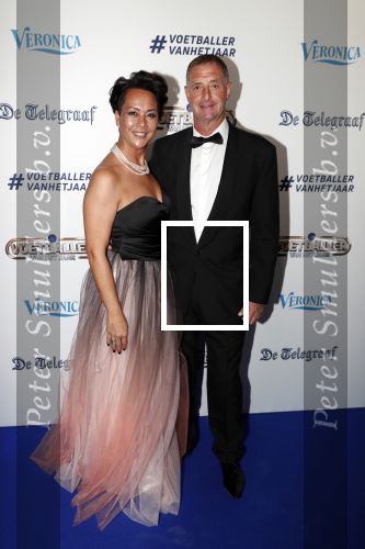 Hilversum 2 september 2019
Voetbalgala bij studio 21 . Ernie Brandts met zijn vrouw