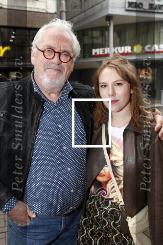 Amsterdam 11 augustus 2019
Premiere Downtown Abbey in pathe Tuschinski. Ernst daniel Smid met dochter