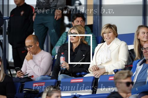 Katwijk 10 september 2019
Ruud Gullit Joelle Gullit Estelle Cruijff , haar moeder, Nigel ( stiefzoon Ruud) en de vriendin van Maxim Gullit zitten op de tribune bij de eerste interland van Maxim tegen Portugal. Nederland Portugal 4-0