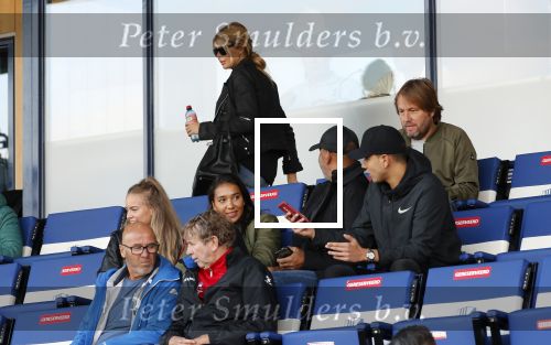 Katwijk 10 september 2019
Ruud Gullit Joelle Gullit Estelle Cruijff , haar moeder, Nigel ( stiefzoon Ruud) en de vriendin van Maxim Gullit zitten op de tribune bij de eerste interland van Maxim tegen Portugal. Nederland Portugal 4-0