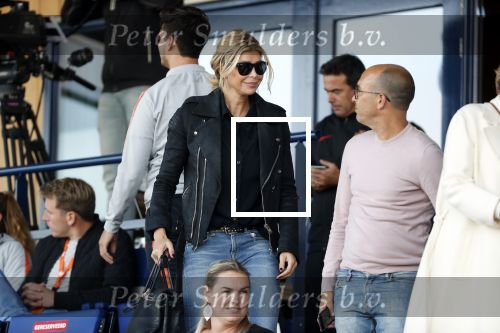 Katwijk 10 september 2019
Ruud Gullit Joelle Gullit Estelle Cruijff , haar moeder, Nigel ( stiefzoon Ruud) en de vriendin van Maxim Gullit zitten op de tribune bij de eerste interland van Maxim tegen Portugal. Nederland Portugal 4-0