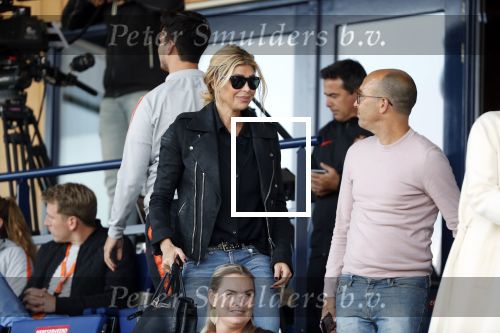 Katwijk 10 september 2019
Ruud Gullit Joelle Gullit Estelle Cruijff , haar moeder, Nigel ( stiefzoon Ruud) en de vriendin van Maxim Gullit zitten op de tribune bij de eerste interland van Maxim tegen Portugal. Nederland Portugal 4-0