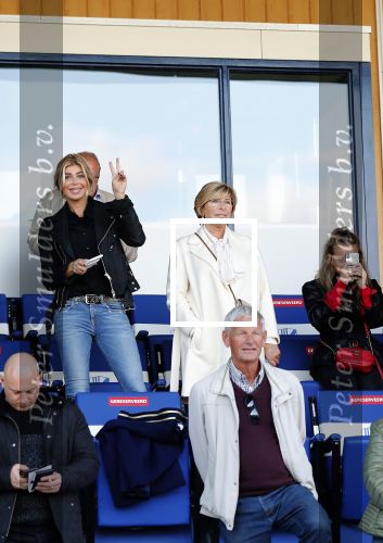 Katwijk 10 september 2019
Ruud Gullit Joelle Gullit Estelle Cruijff , haar moeder, Nigel ( stiefzoon Ruud) en de vriendin van Maxim Gullit zitten op de tribune bij de eerste interland van Maxim tegen Portugal. Nederland Portugal 4-0