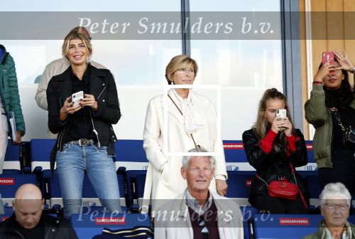 Katwijk 10 september 2019
Ruud Gullit Joelle Gullit Estelle Cruijff , haar moeder, Nigel ( stiefzoon Ruud) en de vriendin van Maxim Gullit zitten op de tribune bij de eerste interland van Maxim tegen Portugal. Nederland Portugal 4-0
