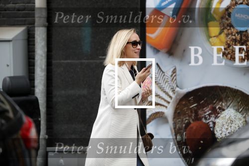 Ansterdam 24 september 2019
Eva Jinek bellend op de beethovenstraat