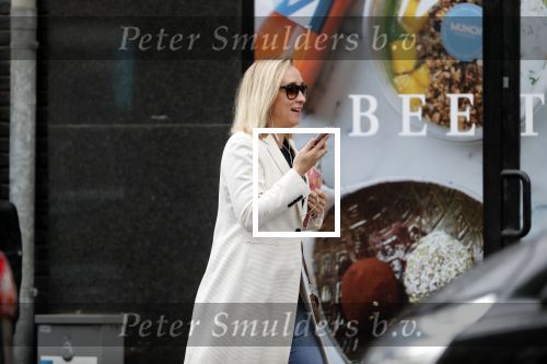 Ansterdam 24 september 2019
Eva Jinek bellend op de beethovenstraat