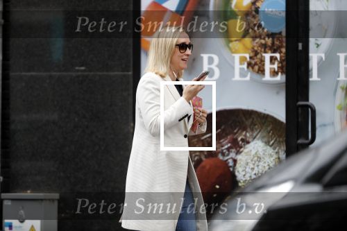 Ansterdam 24 september 2019
Eva Jinek bellend op de beethovenstraat