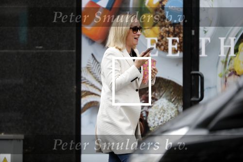 Ansterdam 24 september 2019
Eva Jinek bellend op de beethovenstraat