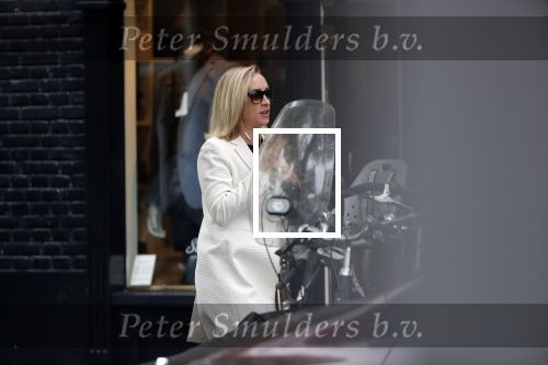 Ansterdam 24 september 2019
Eva Jinek bellend op de beethovenstraat