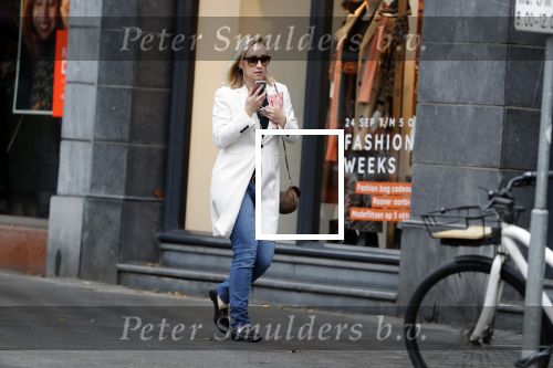 Ansterdam 24 september 2019
Eva Jinek bellend op de beethovenstraat