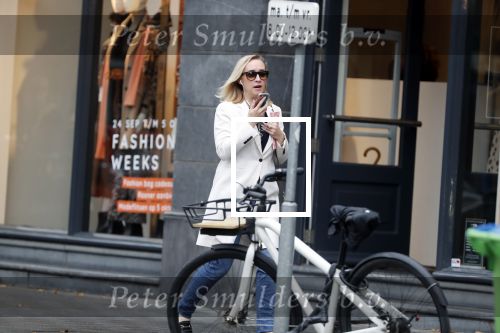 Ansterdam 24 september 2019
Eva Jinek bellend op de beethovenstraat
