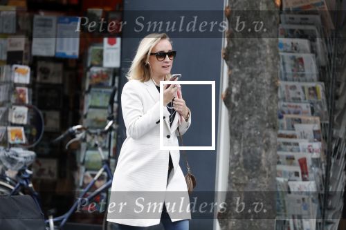 Ansterdam 24 september 2019
Eva Jinek bellend op de beethovenstraat