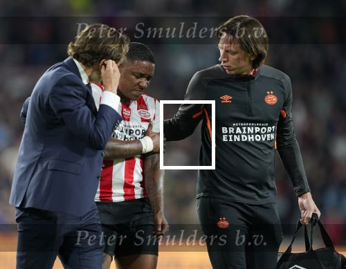 Eindhoven, 14 September 2019 PSV-Vitesse, eindstand 5-0
5 doelpunten Donyell Malen
Fysiotherapeut Falk Louwers samen met Edwin v Zandvoort en dokter Wart v Zoest