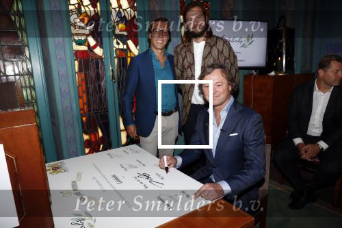 Amsterdam 10 september 2019
Presentatie celebaabs in hotel the Grand met oa Anouk Smulders Frits Sissing Dennis v d Geest Dennis Weening Dominique v Hulst ( zangeres Do) en  Irene moors . Celebabs is een idee van Tim Ouborg en Jeroen v d Boom