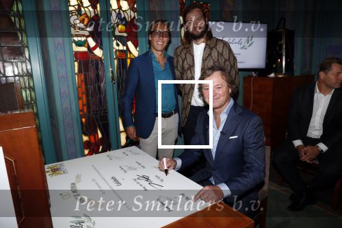 Amsterdam 10 september 2019
Presentatie celebaabs in hotel the Grand met oa Anouk Smulders Frits Sissing Dennis v d Geest Dennis Weening Dominique v Hulst ( zangeres Do) en  Irene moors . Celebabs is een idee van Tim Ouborg en Jeroen v d Boom