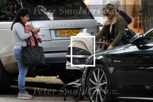 Amsterdam 12 september 2019
Gigi Ravelli met kindje en aupair op de cornelis schuytstraat.
