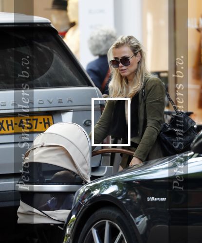 Amsterdam 12 september 2019
Gigi Ravelli met kindje en aupair op de cornelis schuytstraat.