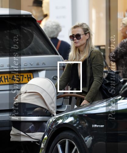 Amsterdam 12 september 2019
Gigi Ravelli met kindje en aupair op de cornelis schuytstraat.
