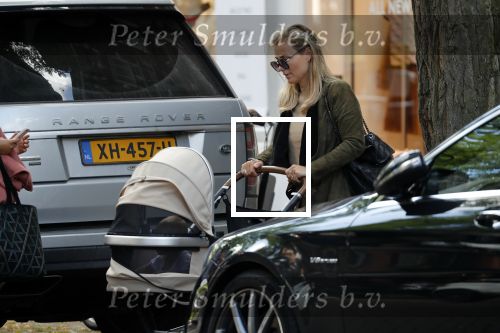Amsterdam 12 september 2019
Gigi Ravelli met kindje en aupair op de cornelis schuytstraat.