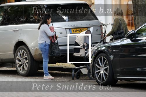 Amsterdam 12 september 2019
Gigi Ravelli met kindje en aupair op de cornelis schuytstraat.