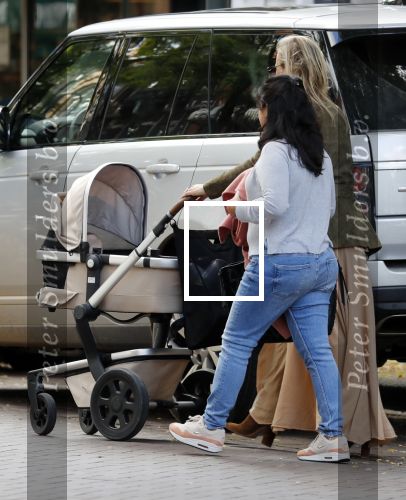 Amsterdam 12 september 2019
Gigi Ravelli met kindje en aupair op de cornelis schuytstraat.