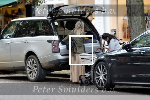 Amsterdam 12 september 2019
Gigi Ravelli met kindje en aupair op de cornelis schuytstraat.