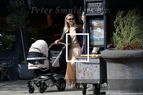 Amsterdam 12 september 2019
Gigi Ravelli met kindje en aupair op de cornelis schuytstraat.