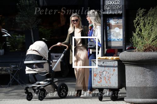 Amsterdam 12 september 2019
Gigi Ravelli met kindje en aupair op de cornelis schuytstraat.