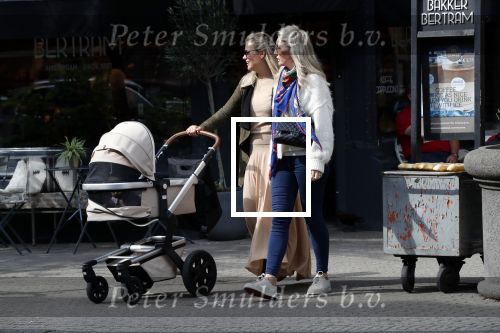 Amsterdam 12 september 2019
Gigi Ravelli met kindje en aupair op de cornelis schuytstraat.