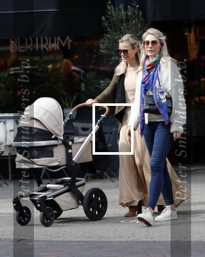 Amsterdam 12 september 2019
Gigi Ravelli met kindje en aupair op de cornelis schuytstraat.