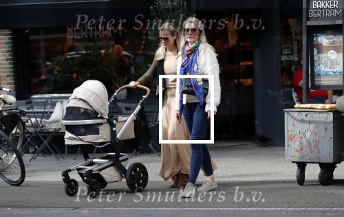 Amsterdam 12 september 2019
Gigi Ravelli met kindje en aupair op de cornelis schuytstraat.