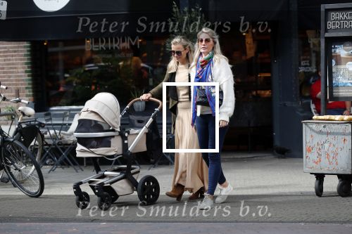 Amsterdam 12 september 2019
Gigi Ravelli met kindje en aupair op de cornelis schuytstraat.