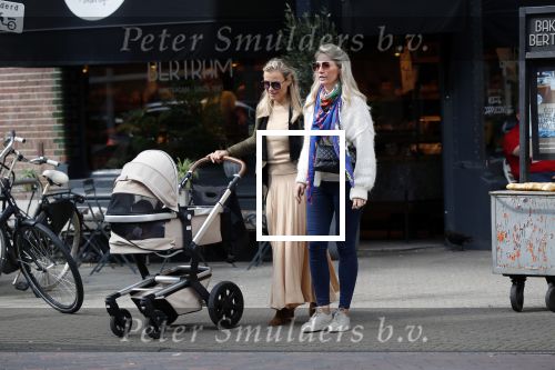 Amsterdam 12 september 2019
Gigi Ravelli met kindje en aupair op de cornelis schuytstraat.