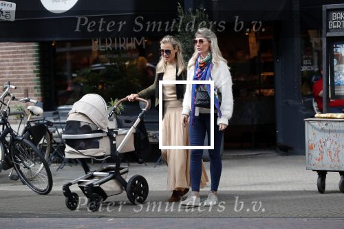 Amsterdam 12 september 2019
Gigi Ravelli met kindje en aupair op de cornelis schuytstraat.
