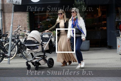 Amsterdam 12 september 2019
Gigi Ravelli met kindje en aupair op de cornelis schuytstraat.