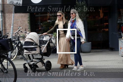 Amsterdam 12 september 2019
Gigi Ravelli met kindje en aupair op de cornelis schuytstraat.
