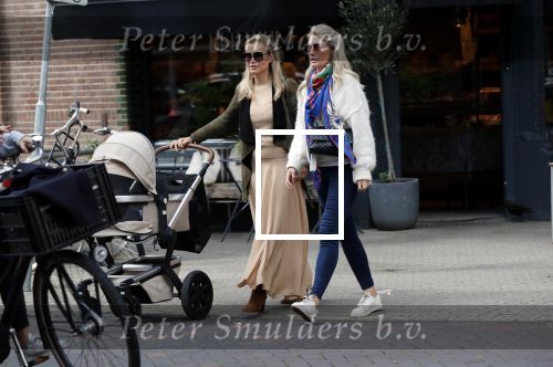 Amsterdam 12 september 2019
Gigi Ravelli met kindje en aupair op de cornelis schuytstraat.