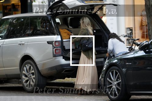 Amsterdam 12 september 2019
Gigi Ravelli met kindje en aupair op de cornelis schuytstraat.