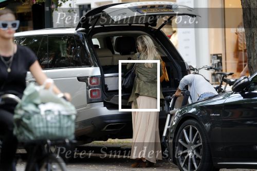 Amsterdam 12 september 2019
Gigi Ravelli met kindje en aupair op de cornelis schuytstraat.