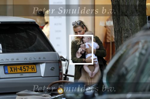 Amsterdam 12 september 2019
Gigi Ravelli met kindje en aupair op de cornelis schuytstraat.