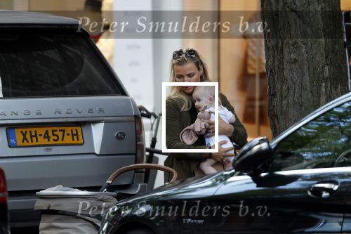 Amsterdam 12 september 2019
Gigi Ravelli met kindje en aupair op de cornelis schuytstraat.