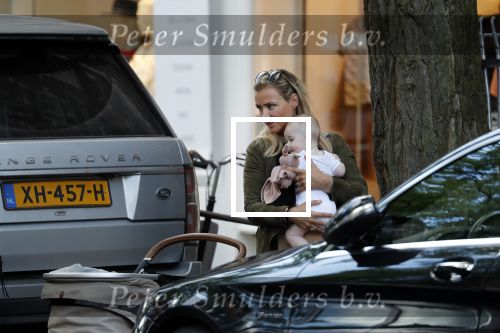 Amsterdam 12 september 2019
Gigi Ravelli met kindje en aupair op de cornelis schuytstraat.