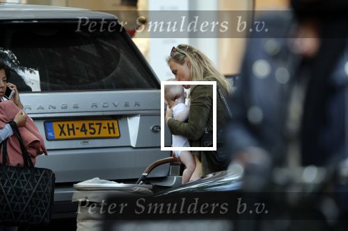 Amsterdam 12 september 2019
Gigi Ravelli met kindje en aupair op de cornelis schuytstraat.