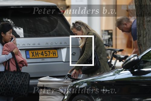 Amsterdam 12 september 2019
Gigi Ravelli met kindje en aupair op de cornelis schuytstraat.